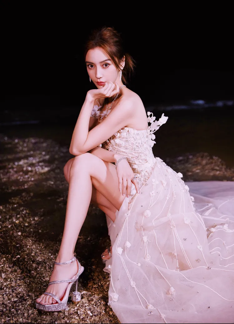 Angelababy「3D繁花白紗」飄仙氣。翻攝自楊穎工作室微博