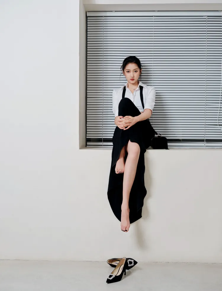 關曉彤中性打扮帶有一絲女人味。翻攝自關曉彤工作室微博