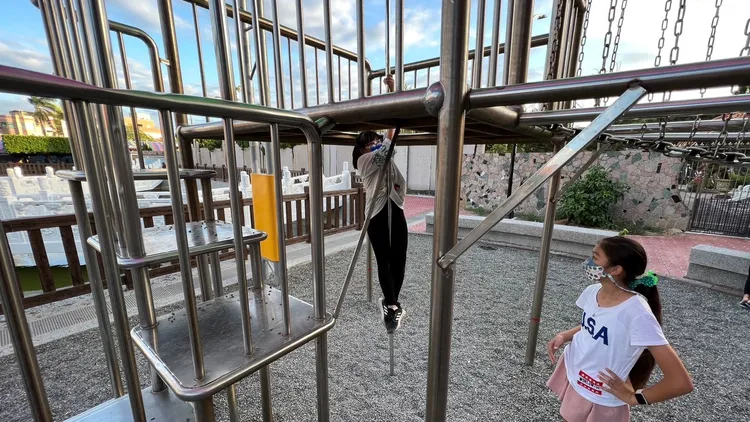 公園內設施受歡迎，孩童任意爬上爬下，精力無窮。魏嘉良攝