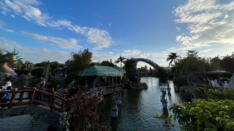 馬鳴山鎮安宮千歲公園免費開放，周末假日吸引許多民眾攜家帶眷前來遊玩。魏嘉良攝