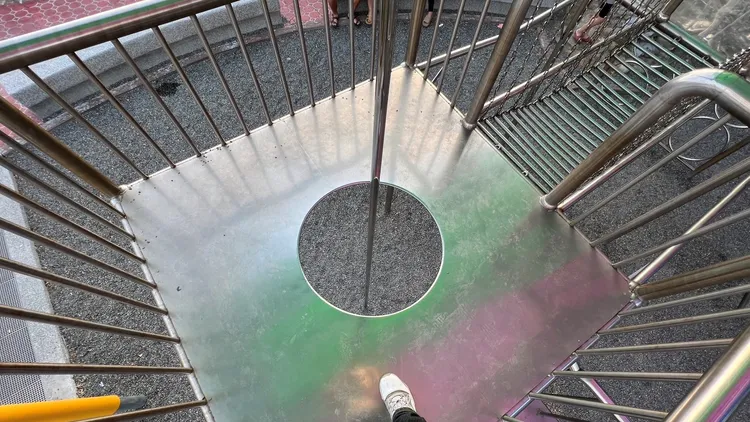 家長憂慮孩子若不注意恐會從平台開孔處掉落致傷。魏嘉良攝