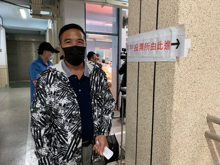 天玉里里長潘錦雄分析選情。余奕賢攝