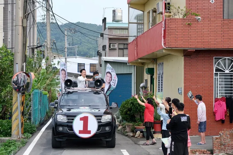 鄭朝方今天（27日）也展開車掃行程，以車隊掃街方式親赴各鄰里謝票，感謝竹北市民朋友對他的支持和肯定。鄭朝方競辦提供