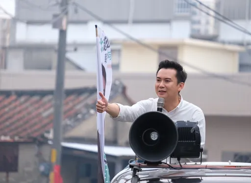 王子復仇記！鄭朝方打敗林為洲奪下竹北市長　車掃謝票感謝市民支持