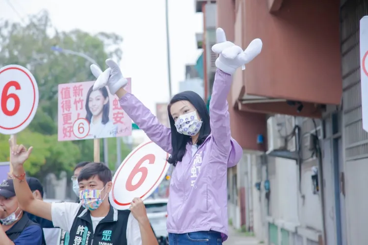 高虹安持續陸戰爭取支持，今天（16日）來到南大路口與食品路口拜票。高虹安競辦提供