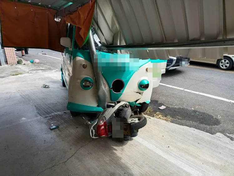 宣傳車撞到機車後，拖行一段距離才撞桿停下來。民眾提供