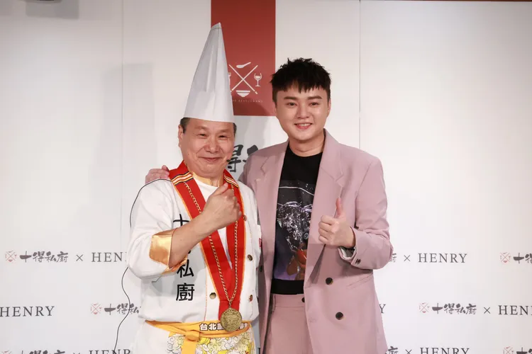 許富凱（右）向名廚拜師學藝。趙世平攝