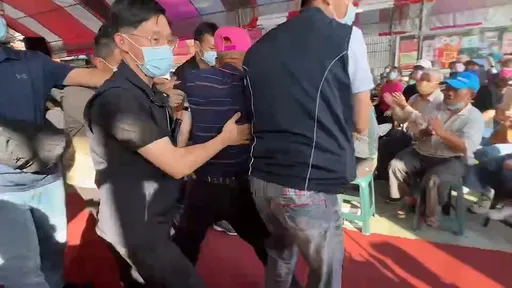 小英總統廟口開講 阿北竄出下跪陳情