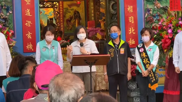 總統蔡英文廟前開講，為黃秀芳助選。孫英哲攝