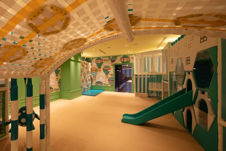 「路徒 Plus 行旅」設有專為小朋友打 造的親子遊戲室，活動期間孩子也能一起瘋世足。小鹿文娛提供