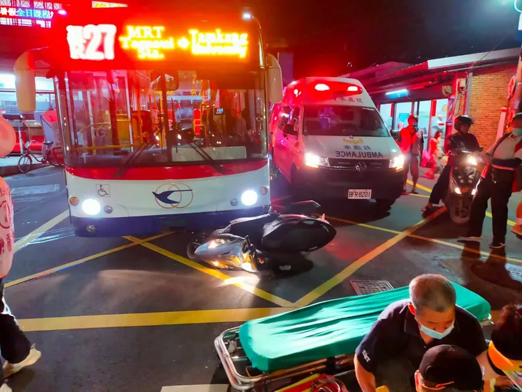 公車與機車在路口發生擦撞。淡水警分局提供