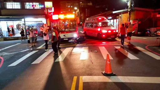 淡水公車機車路口相撞　男騎士昏迷送醫
