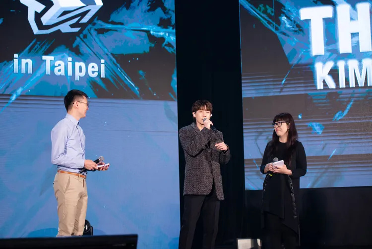 金聖圭（中）被誇當兵後變得更帥，他自豪也覺得變帥了。華藝娛樂提供