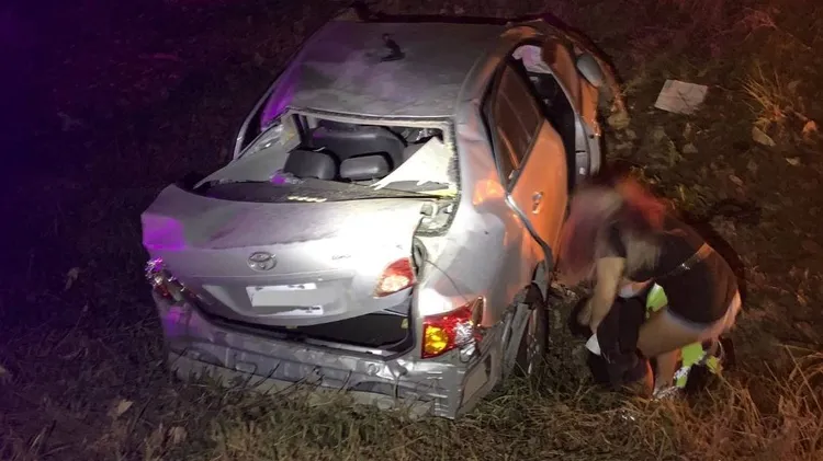 肇事轎車毀損相當嚴重，車上駕駛與乘客2人均受傷送醫。民眾提供