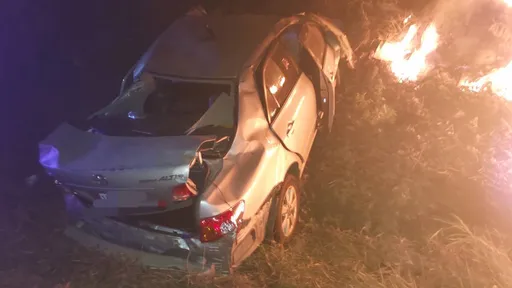 國道三竹山段神車自撞　衝破護欄火燒邊坡釀2傷