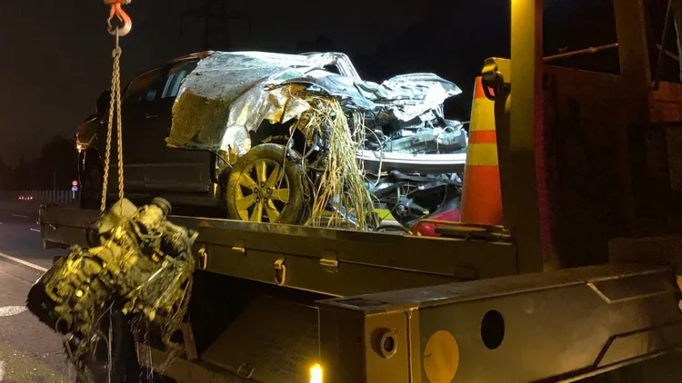 國道警趕往現場排除事故，肇事車由吊車吊離現場。民眾提供