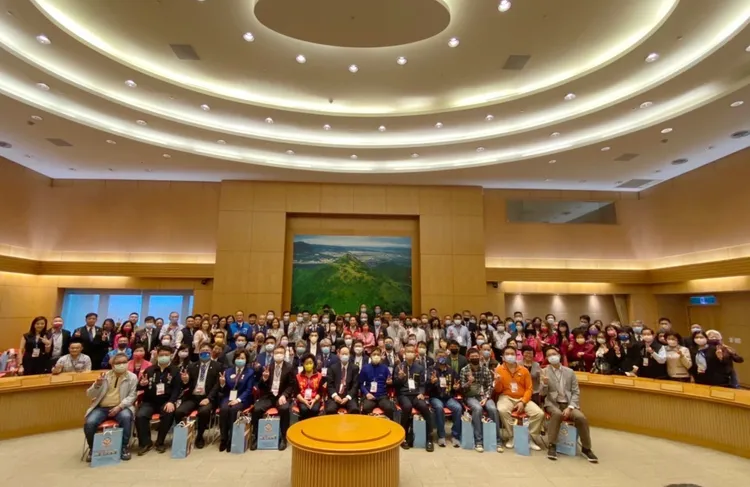 市長侯友宜與捐贈者大合照。新北市消防局提供