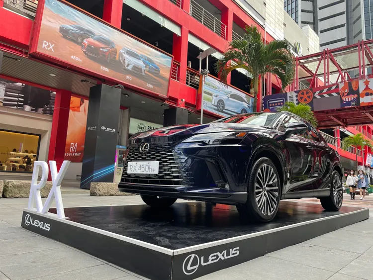 Lexus第五代RX是第一款導入Spindle Body紡錘型立體車身設計的量產車款，圖為插電式油電動力RX 450h+。林浩昇攝