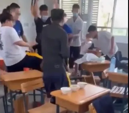 高職生校園被海扁！它班衝進教室「抄椅開砸」　少年隊出手了　