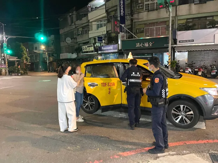 警方協助女遊客叫計程車返回飯店。
警方提供