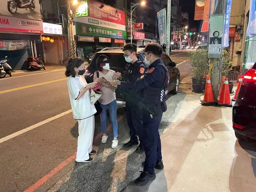 馬來西亞女遊客深夜攔無車回飯店 最佳外交!大園警暖心協助叫車