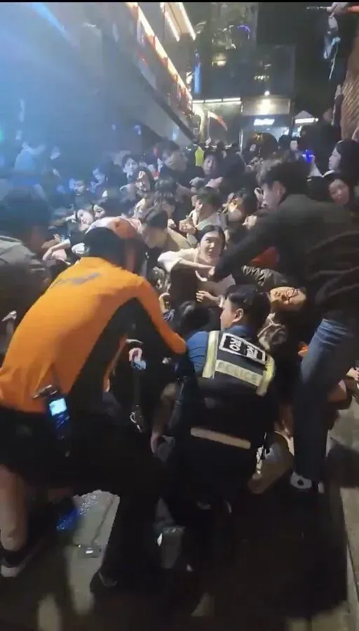 消防隊員無法把卡在下層的人拉出來。翻攝推特@BreakingNLive_