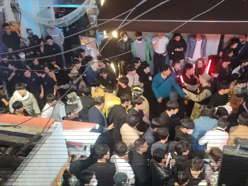 估當晚10萬人潮湧入梨泰院 韓警察廳長認了!人潮管控措施不足
