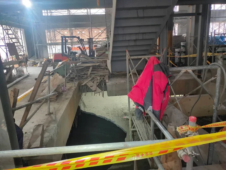 警方在事故現場拉起封鎖線。翻攝畫面