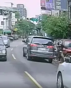 受傷的女子根本無法站起。翻攝自爆料公社
