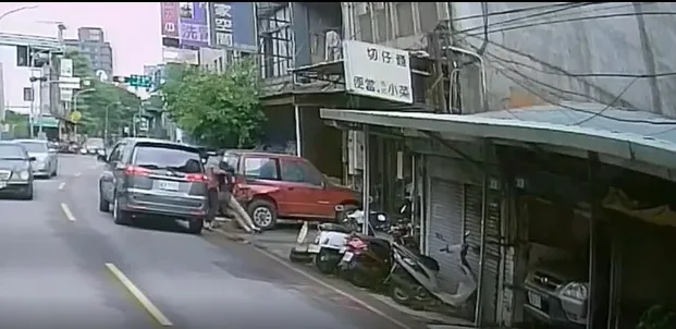 男子拉扯傷者的舉動讓全網怒了。翻攝自爆料公社