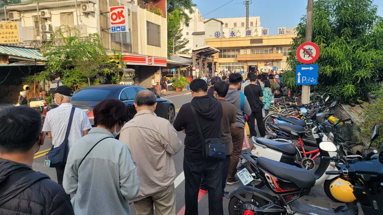 排隊人龍長達2百公尺。劉榮輝攝