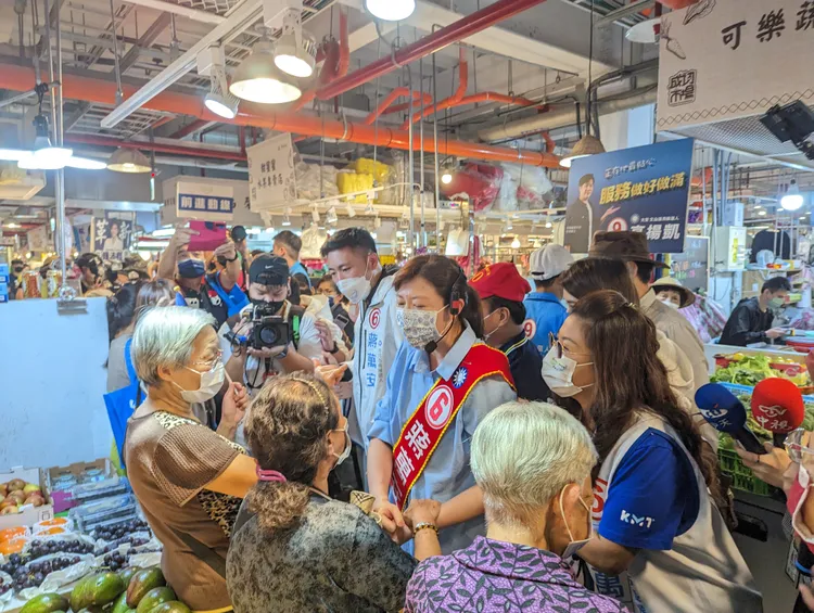 石舫亘熱情與民眾拜票，但記者觀察，支持者擠壓到水果，使得老闆略顯不滿，也婉拒握手。蘇柏銓攝
