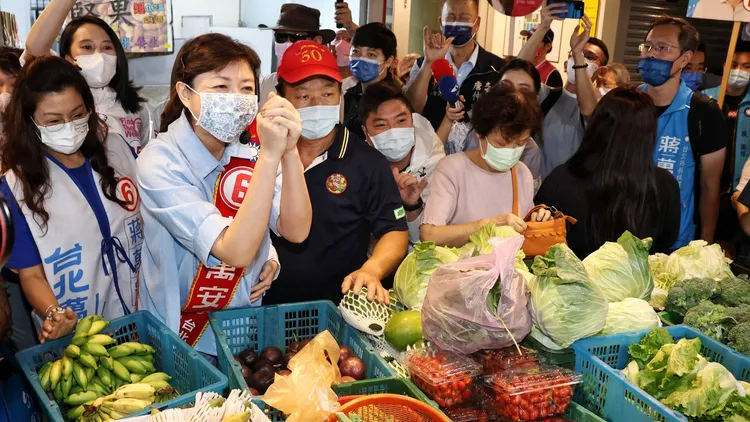 石舫亘雖然有孕6個月，但不影響她拜票腳步。葉志明攝