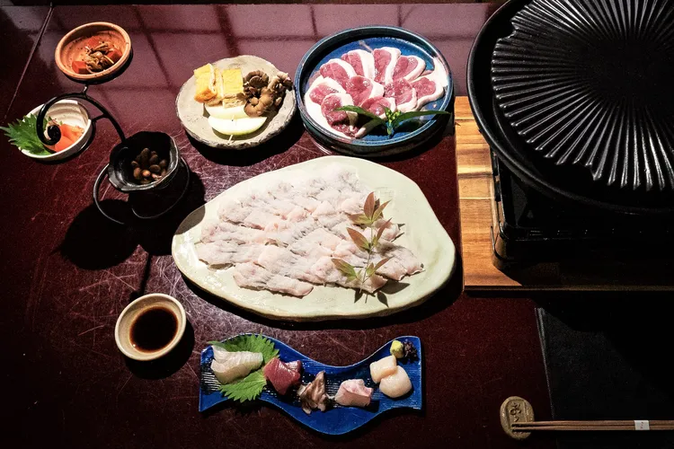 具有31年歷史的「大衫」提供特殊的鰻魚料理，首先品嚐合鴨陶板燒，搭配鰻魚涮涮鍋暖胃又暖身。滋賀縣提供