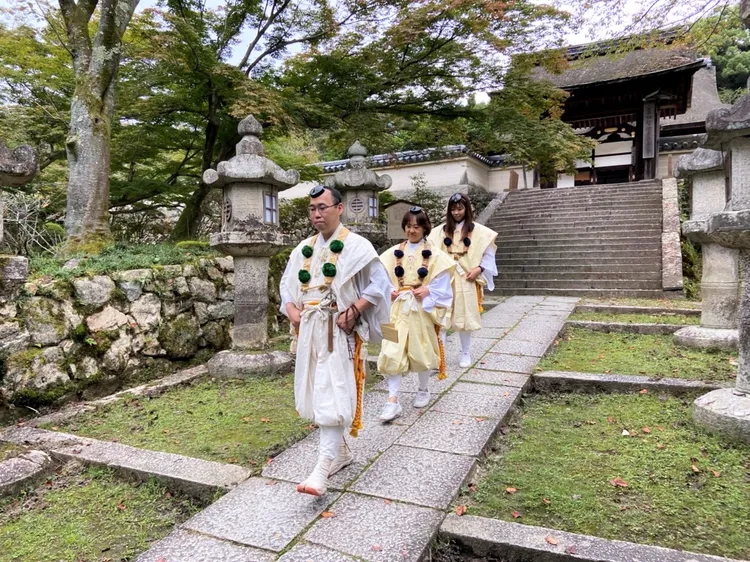 「山伏修行體驗」，由僧侶親自穿著傳統修行者裝束指導，講述山伏心得，學習修驗道。滋賀縣提供