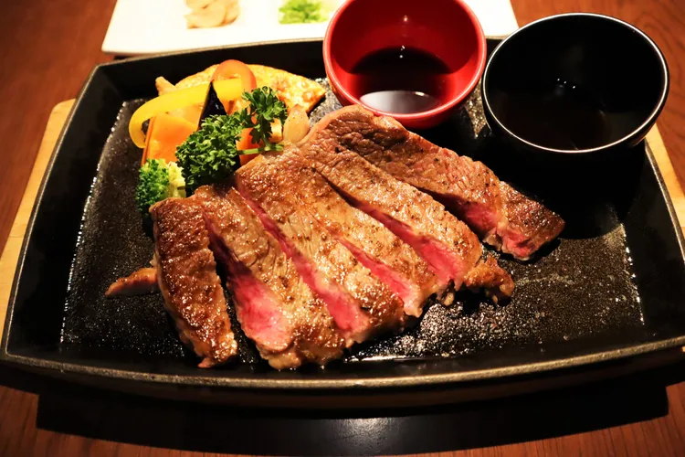 擁有400年以上歷史的「近江牛」擁有鮮嫩的口感、細緻的肉質，油花分布均勻入口即化，是許多老饕們指定品嘗的美食。滋賀縣提供