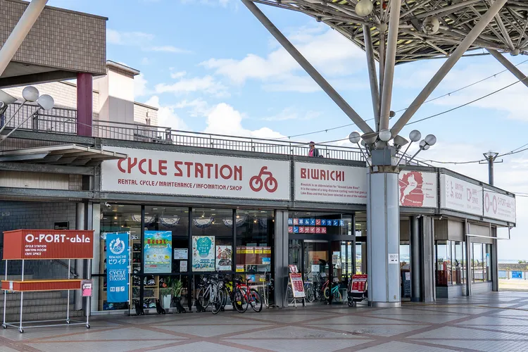 2022年4月也在大津港碼頭設立「O-PORT-able」，提供旅客更加便利的自行車出租、維修與觀光導覽等服務。滋賀縣提供