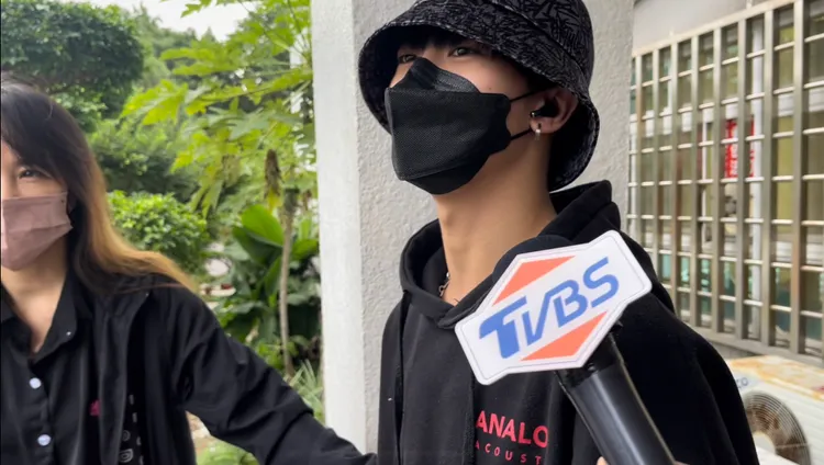 對於是否有委屈，小孩低頭不願表示意見。陸運陞攝