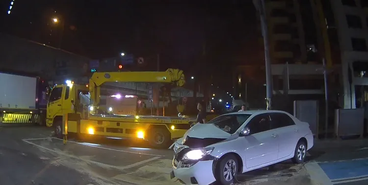 郭男汽車車頭毀損。讀者提供