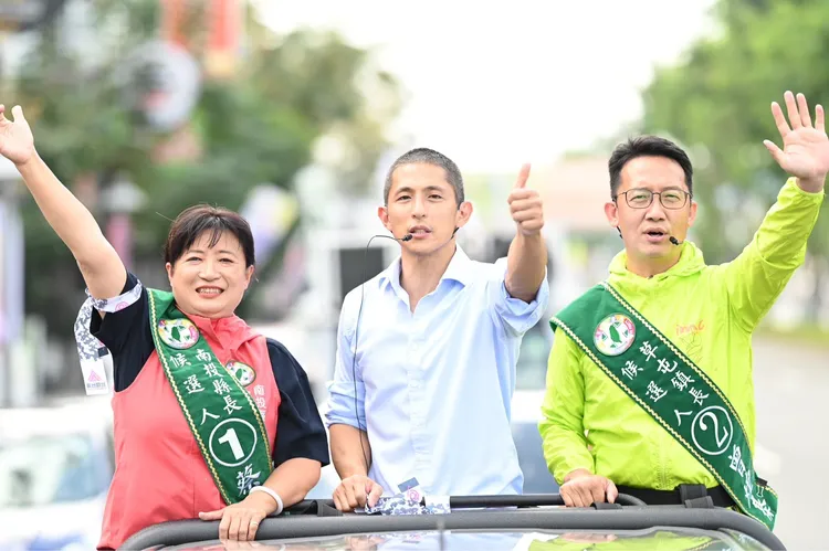 吳怡農南下一同與黨內同志車隊掃街拜票。蔡培慧團隊提供