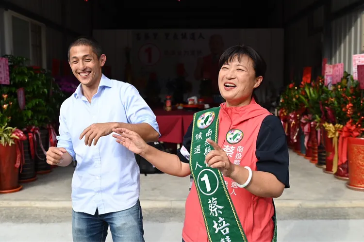 吳怡農表達佩服蔡培慧對家鄉的行動力。蔡培慧團隊提供