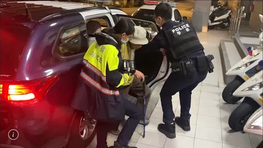 桃園96歲翁體力不支跪趴在地 正妹女警暖關懷助返家