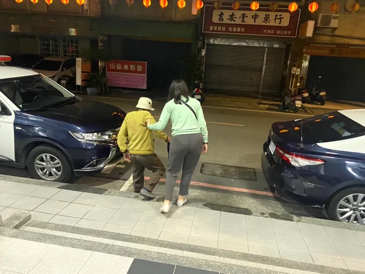 警員帶96歲老翁返家。警方提供