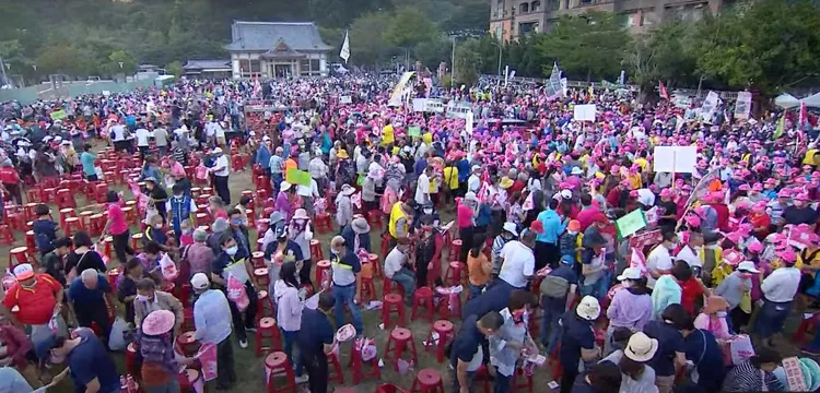 陳其邁下午在旗山舉辦大型造勢會，對支持者高喊「我會是那個男人。」陳其邁競辦提供