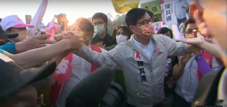 陳其邁下午在旗山舉辦大型造勢會，進場時受到群眾支持。陳其邁競辦提供