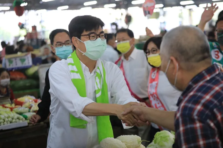 陳其邁今早到市場拜票、尋求支持。陳其邁競辦提供