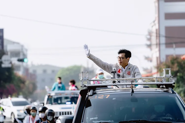 陳其邁在選前最後一周勤以車隊掃街拜票。陳其邁競辦提供