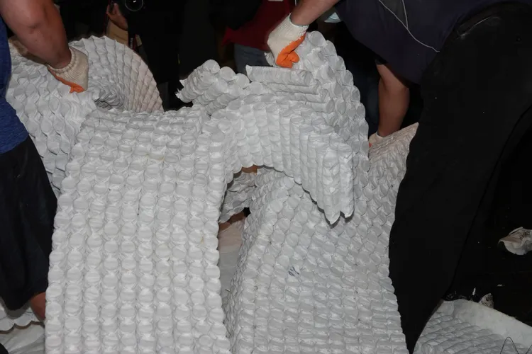 大型廢棄物除找清潔隊處理外，更可找民間清運業者協助。資料照片