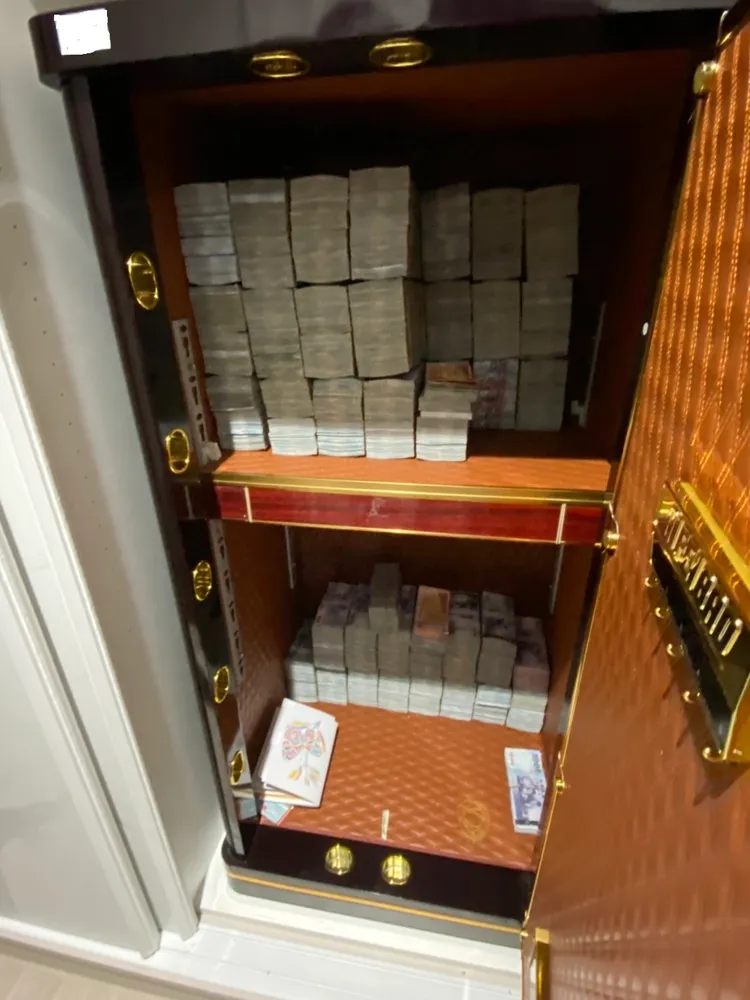 檢警在主嫌徐姓夫妻七期豪宅保險箱內起出大批現金。中檢提供