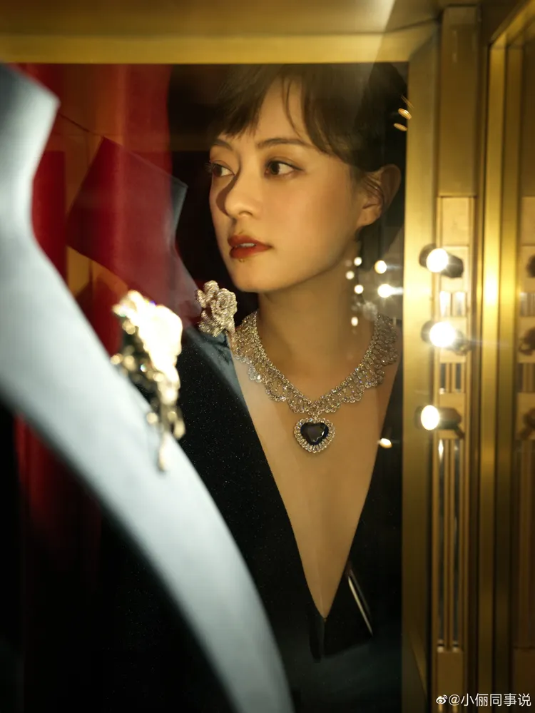孫儷佩戴的蕭邦Red Carpet系列60.03克拉心形切割藍寶石鑽鍊，設計靈感源自電影《鐵達尼號》裡的「海洋之心」項鍊。翻攝小儷同事說微博